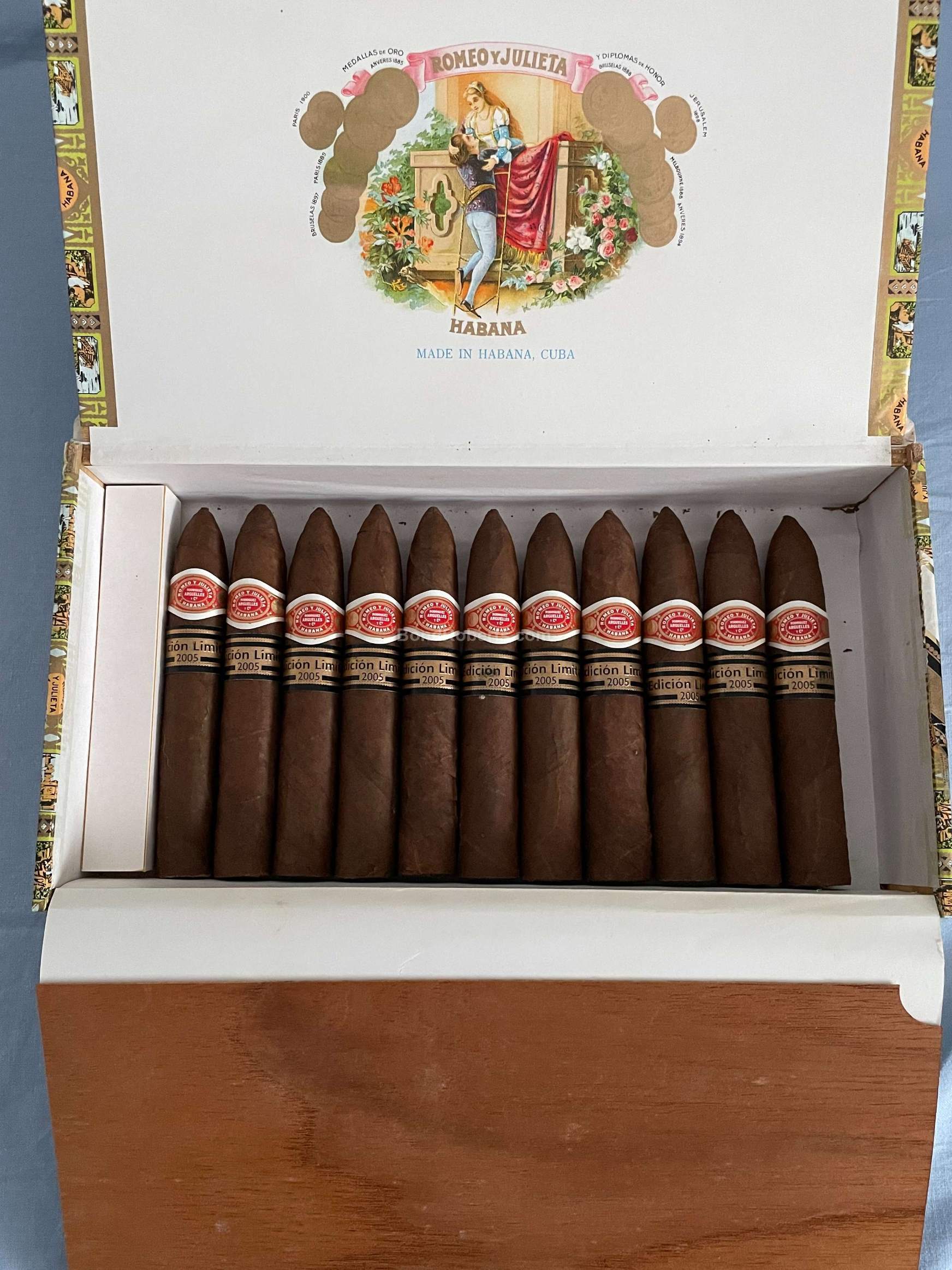 Romeo y Julieta Edición Limitada 2005 Petit Pirámide 罗密欧与朱丽叶 2005 年度限量小金字塔