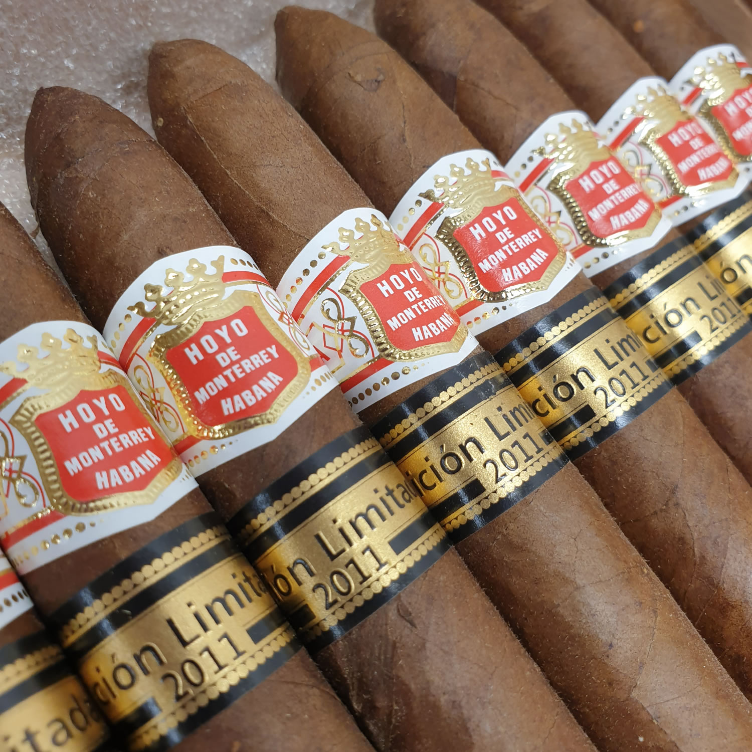 Lot 226 - Hoyo De Monterrey Short Hoyo Piramides - Limited Edition ...