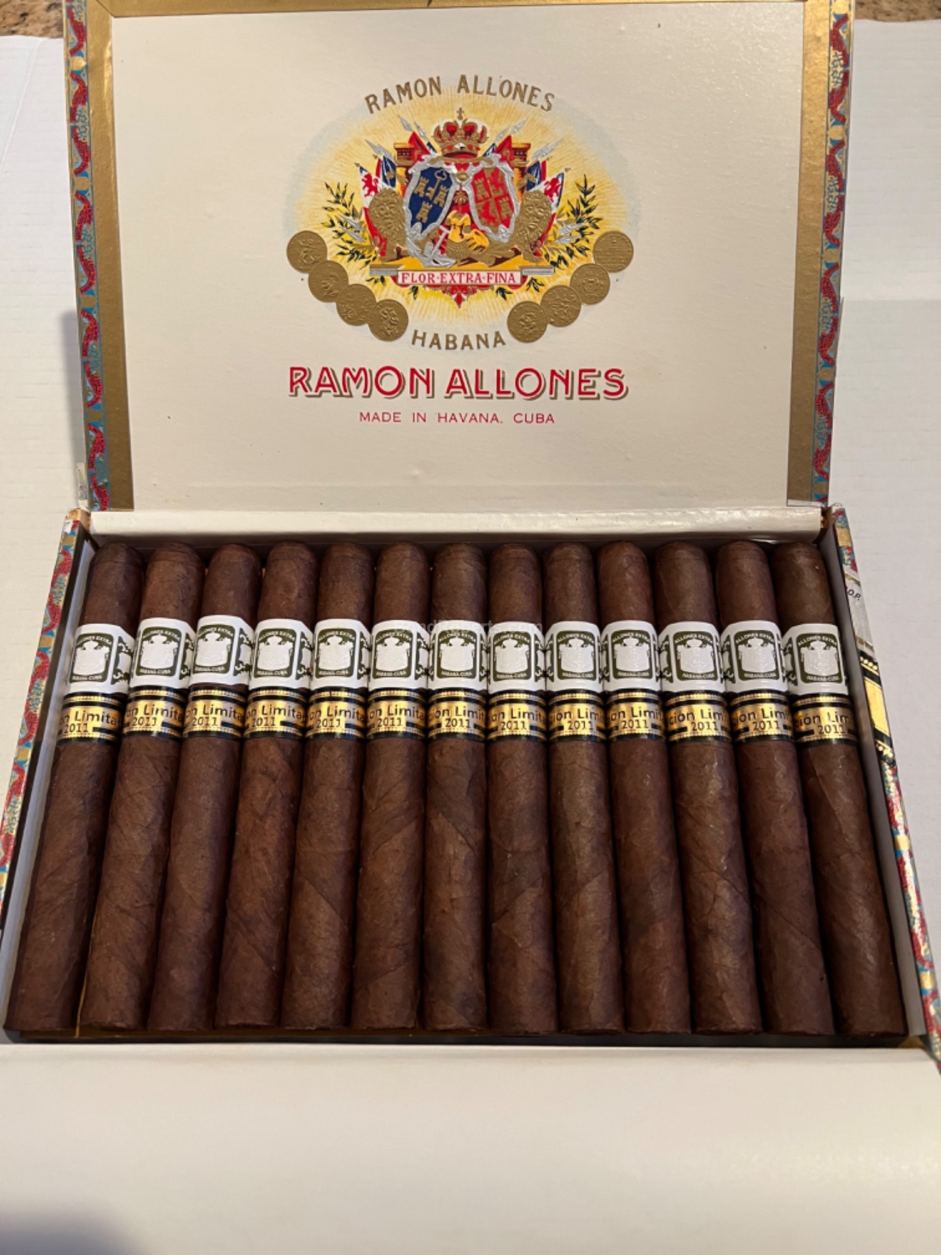 Ramón Allones Allones Extra Edición Limitada 2011 Dress Box of 25 ...
