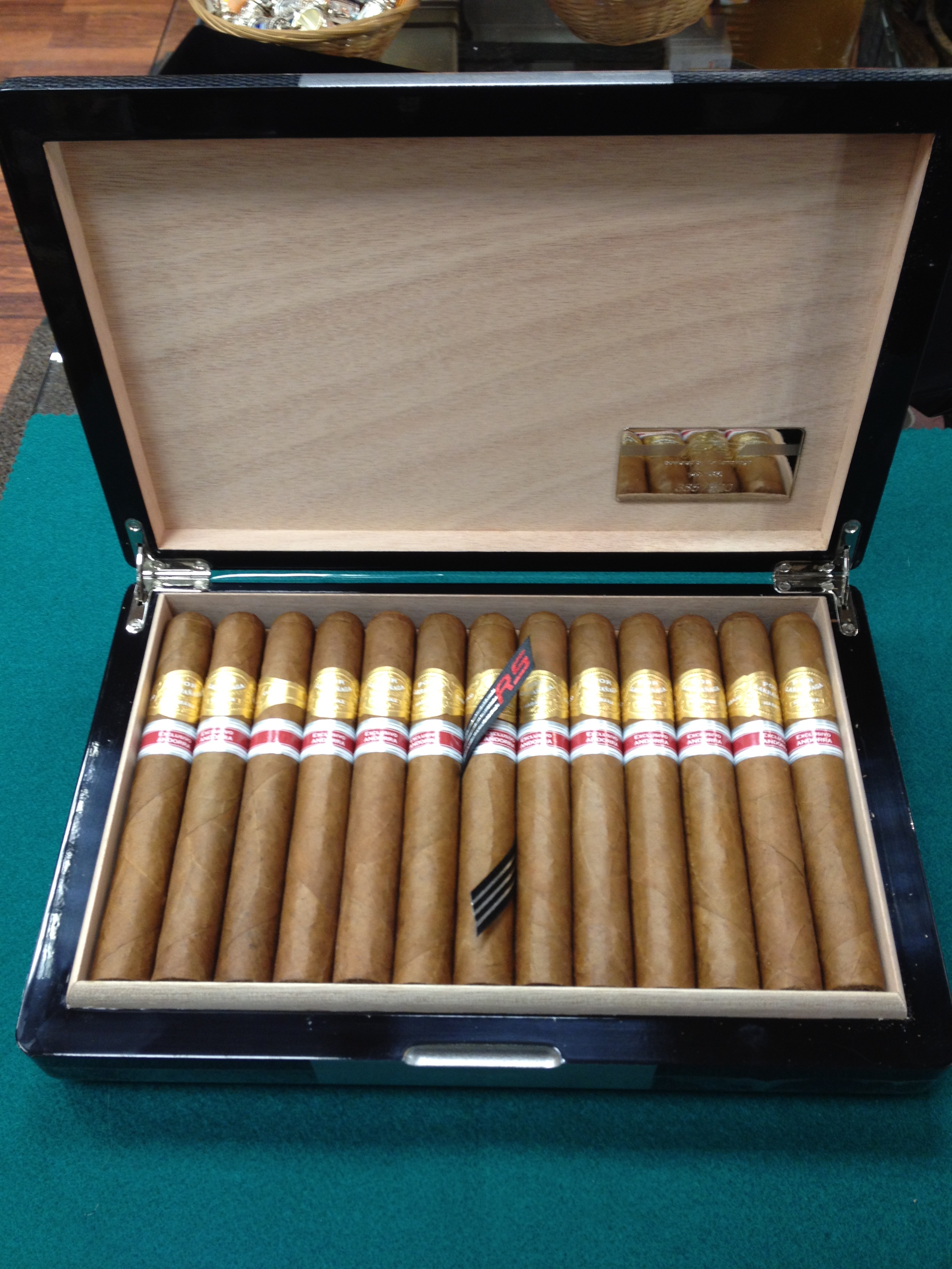 Por Larrañaga Robusto Superior Edicion Regional Andorra ... | Foropuros.com