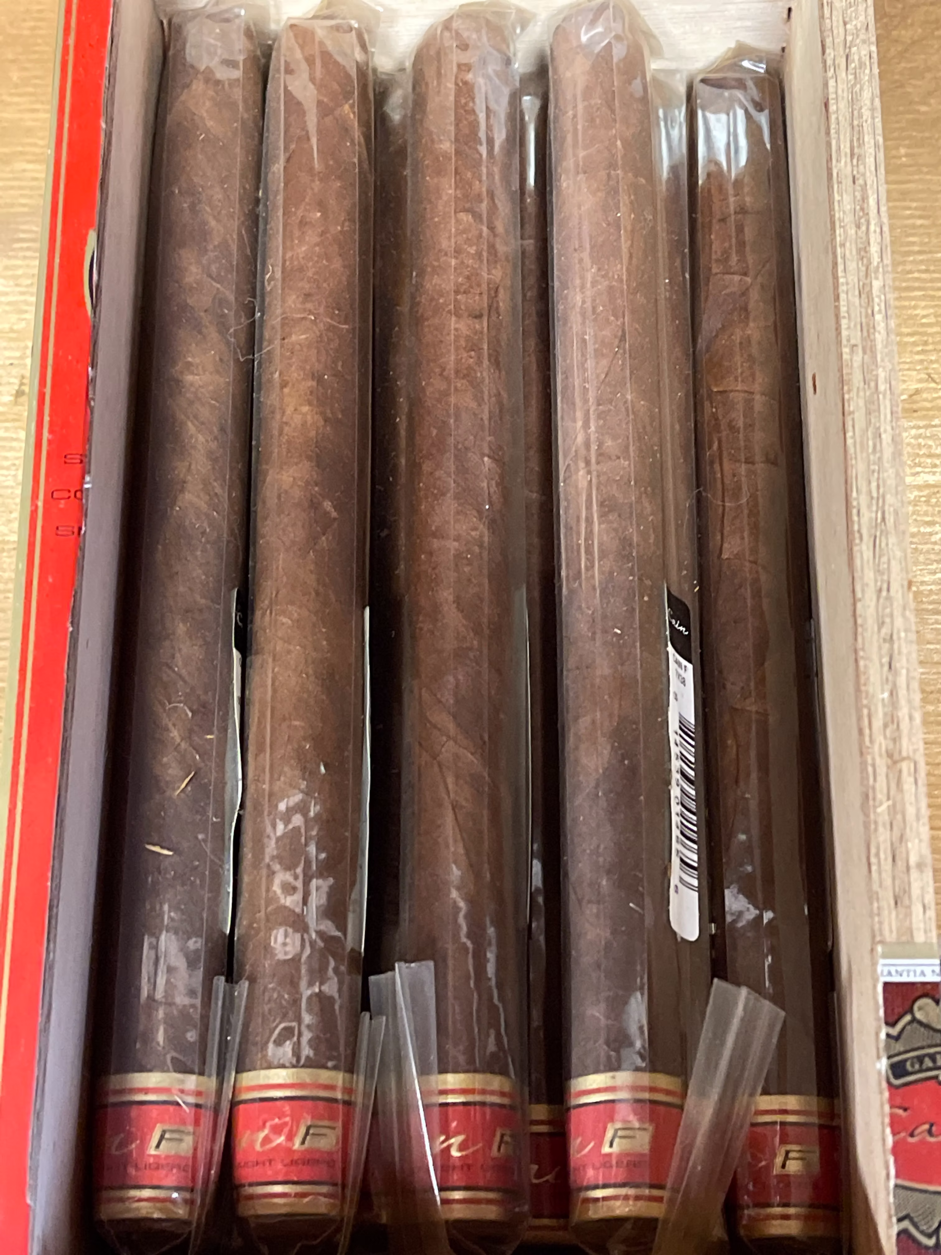 凯恩 F 兰塞罗 Cain F Lancero